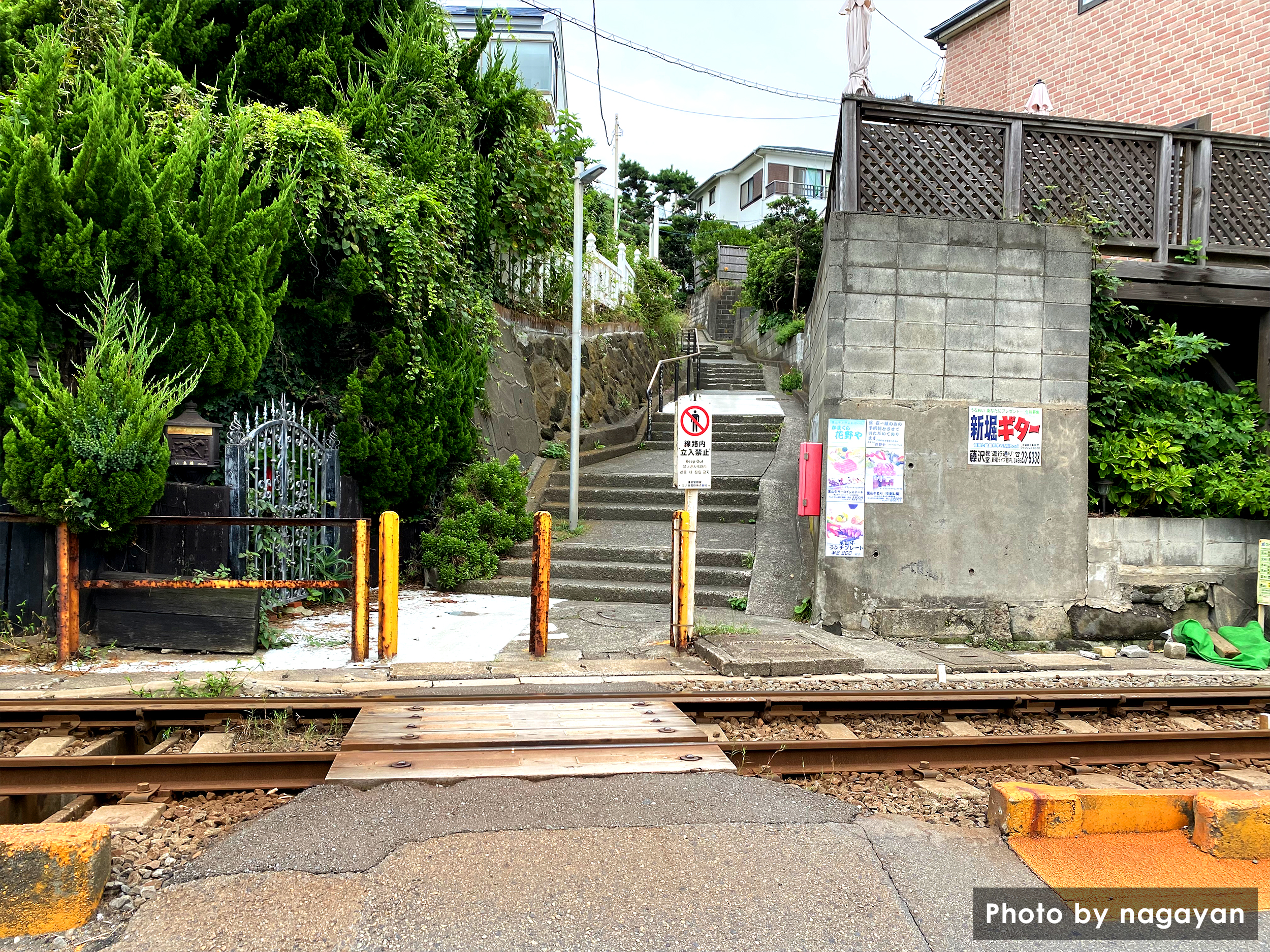 学校近くの踏切の無い横断路